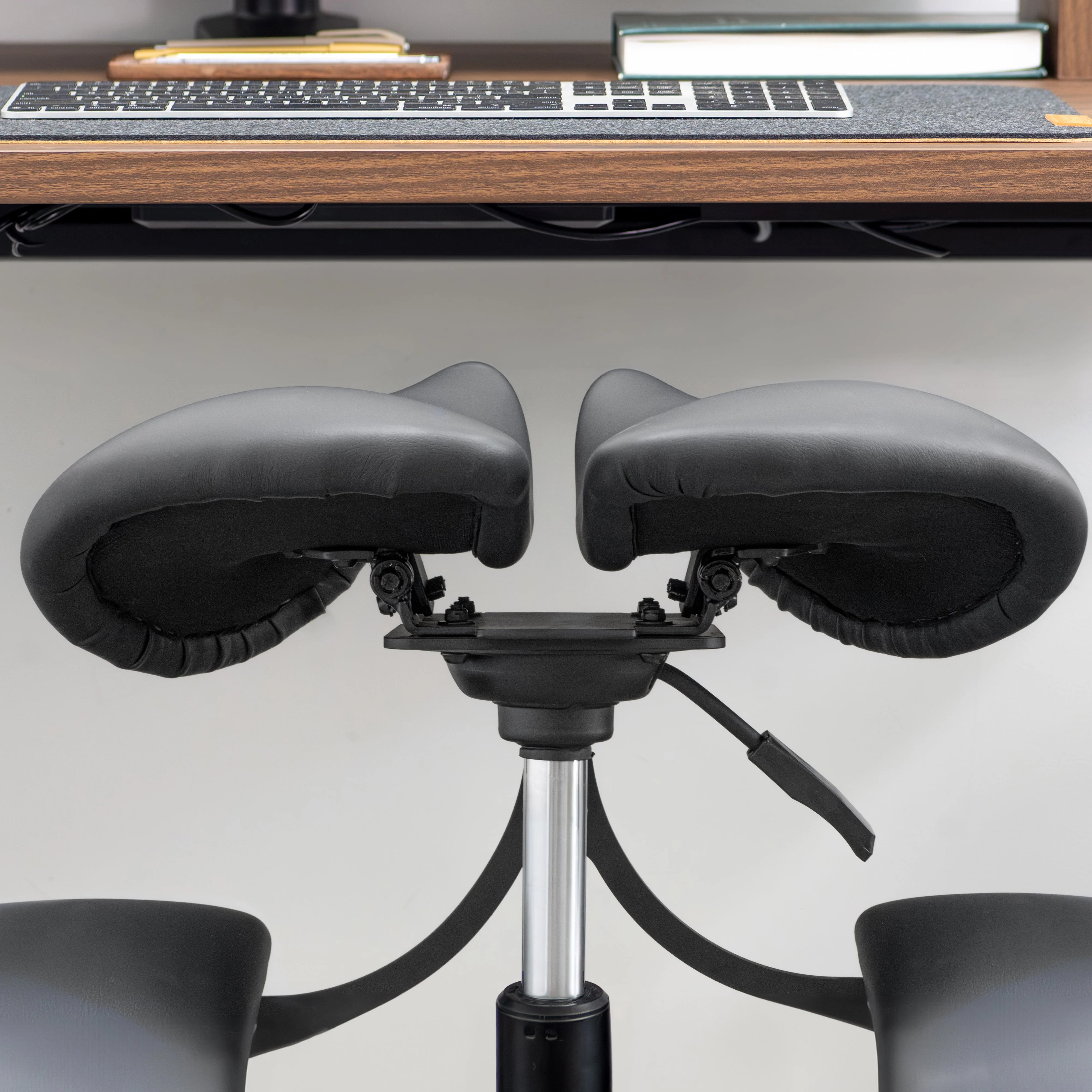 Desky Ergonomic Saddle Stool - Image 5