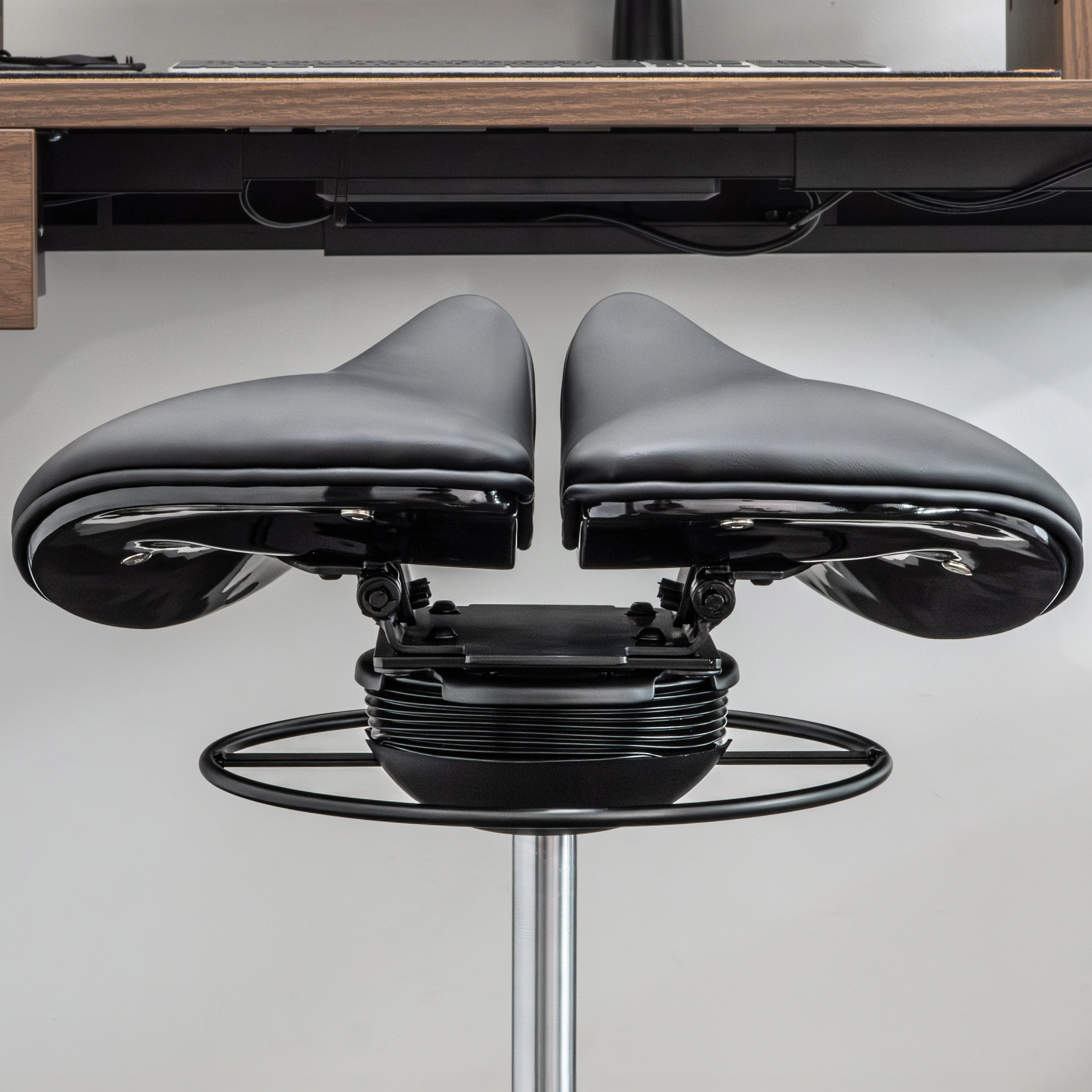 Desky Move Ergonomic Saddle Chair - Image 5